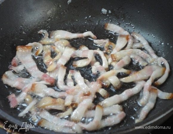 Обжарить бекон, вытапливая жир.