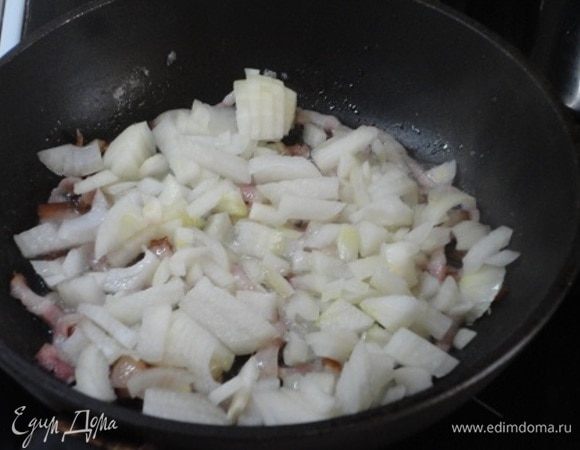 Добавить лук и обжарить до золотистого цвета.