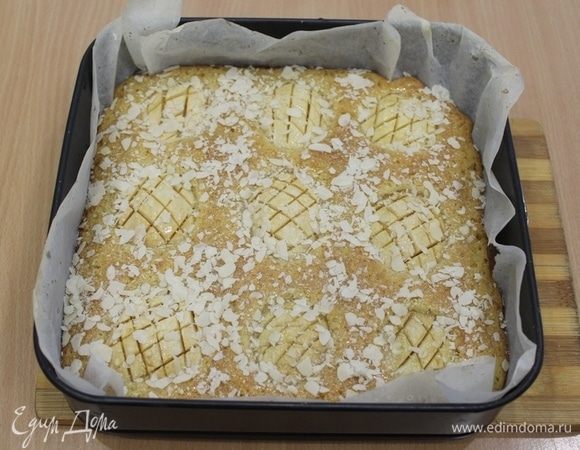 Вынуть пирог из печи и полить пропиткой, посыпать миндальными лепестками и отправить запекаться еще минут на 20.