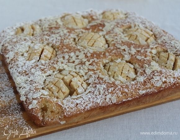 Посыпать пирог сахарной пудрой.