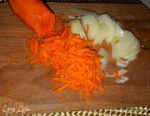 Лук нарезать, морковь натереть на терке.