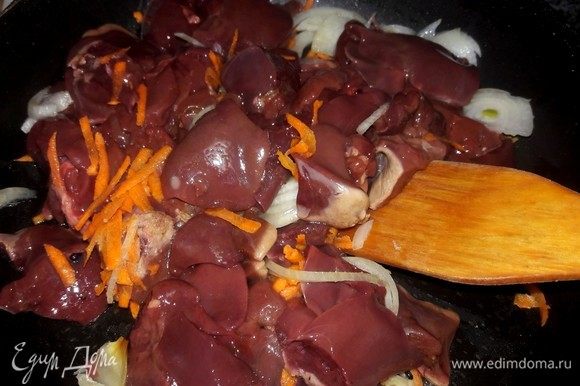 Куриную печень нарезать небольшими кусочками и обжарить вместе с луком и морковью до полной готовности. Не пережарьте.