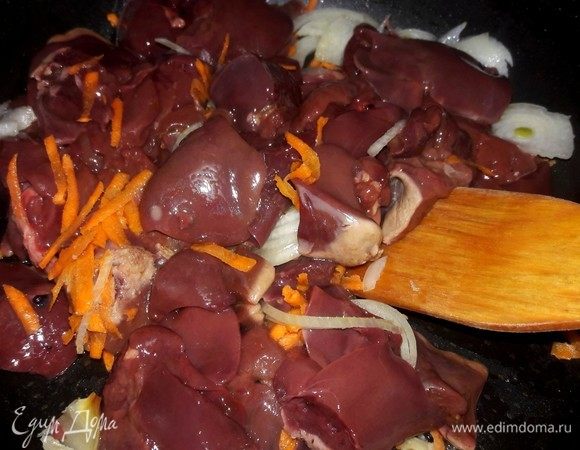 Куриную печень нарезать небольшими кусочками и обжарить вместе с луком и морковью до полной готовности. Не пережарьте.