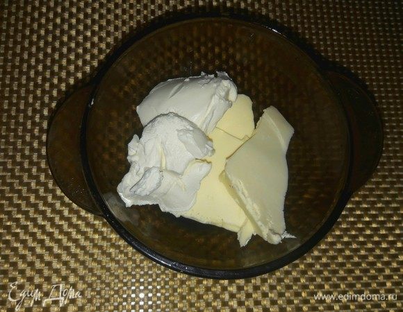 Пока печень готовится, творожный сыр и сливочное масло тщательно взбить до кремообразной массы. Такой крем сделает паштет очень нежным.