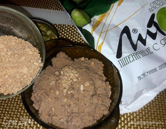 Готовую печень пропустить через мясорубку или пробить блендером. Желательно, чтобы печень была теплой, так она лучше смешается с сырно-масляным кремом. Далее нам нужно тщательно смешать печень, отруби и сырную массу. Добавить специи по вкусу.