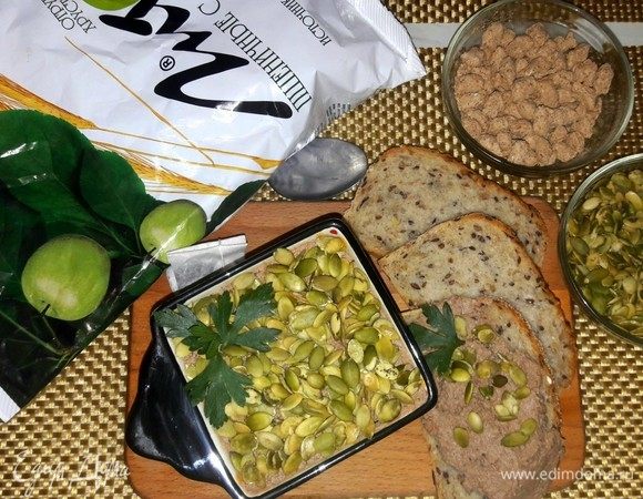 Поставить в холодильник на полчаса. Подавать с тыквенными семечками и зеленью.