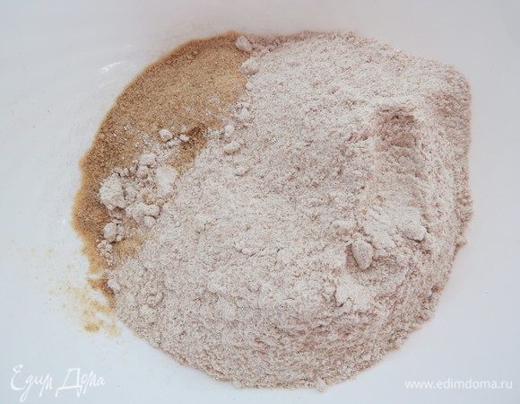 К перемолотым отрубям добавляем 200 г цельнозерновой муки.