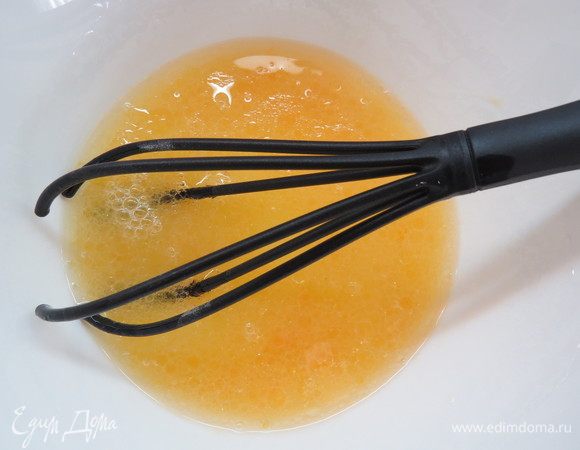 Слегка взбиваем яйцо, вливаем растительное масло, воду, добавляем соль. 