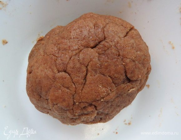 Постепенно подсыпая мучную смесь с отрубями, замешиваем тесто.
Убираем тесто на час в холодильник.