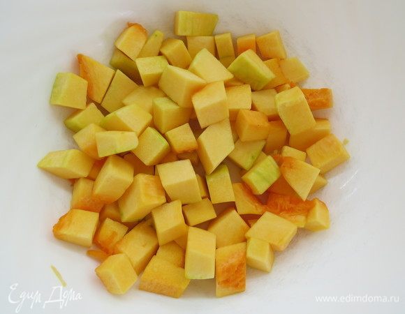 Тем временем приступаем к приготовлению начинки. Тыкву нарезаем некрупными кубиками.