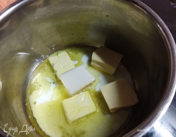 В ковшике растопить масло с шоколадом и несколькими ложками молока. Размешать до однородной консистенции, немного охладить. 