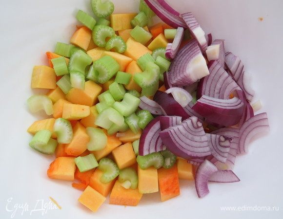 Стебель сельдерея режем кубиками, лук — четверть-кольцами, добавляем к тыкве.