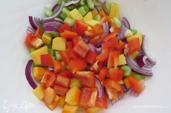 Болгарский перец также нарезаем кубиками и добавляем к остальным овощам.