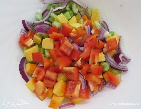 Болгарский перец также нарезаем кубиками и добавляем к остальным овощам.