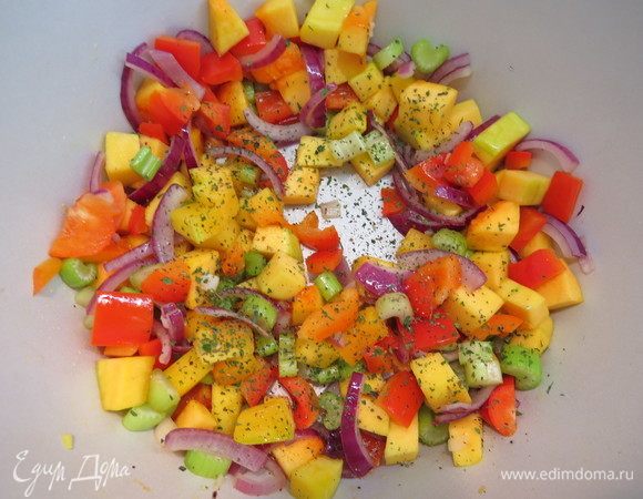 Разогреть сковороду с растительным маслом и выложить овощи. Обжарить овощи, периодически помешивая, до полуготовности тыквы. Посолить, приправить итальянскими травами и молотым перцем. Начинку остудить. 