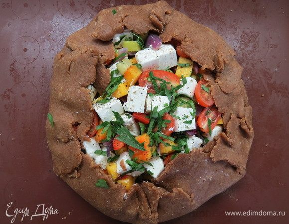 Заворачиваем края теста, формируя галету, слегка защипываем тесто по краям. Ставим галету в разогретую до 200°С духовку на 15–20 минут.