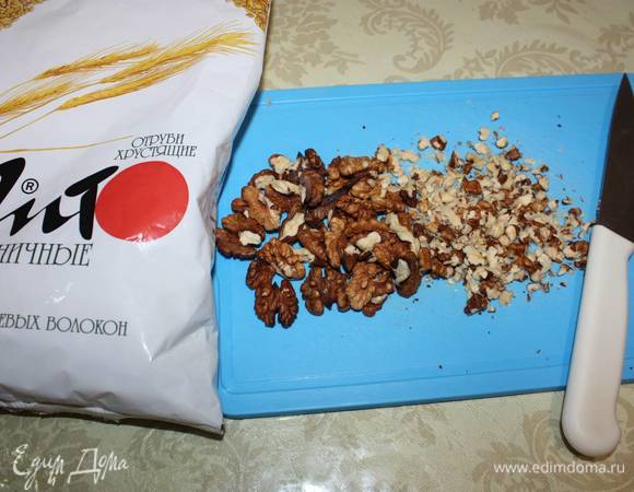 Орехи мелко порубить. 