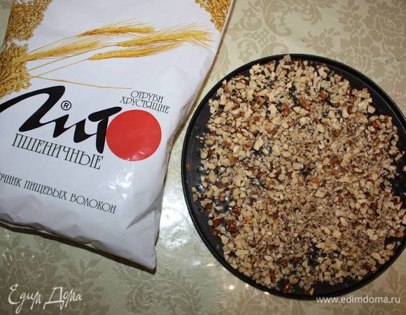 Орехи подсушить в духовке.