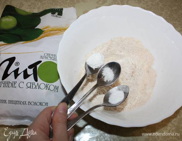 Далее добавить разрыхлитель, ванилин и соль. Все тщательно перемешиваем.