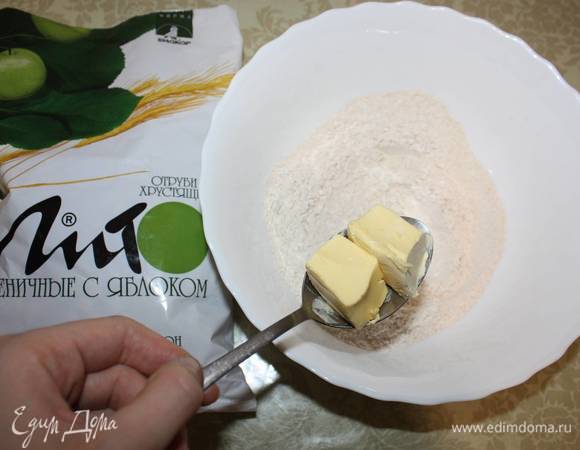 Затем добавляем сливочное масло. 