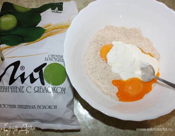 Затем сметану. 