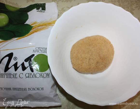 Далее тесто вымесить руками. Тесто должно получиться не сильно упругое. 