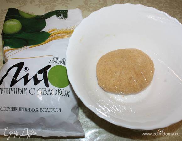 Тесто заклеиваем пищевой пленкой и даем отлежаться минут 10. 