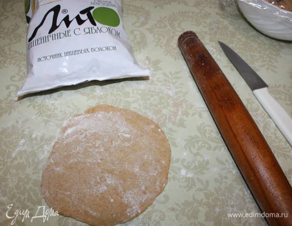 Раскатать круг (толщина около 0,5 см). Посыпать сверху мукой.