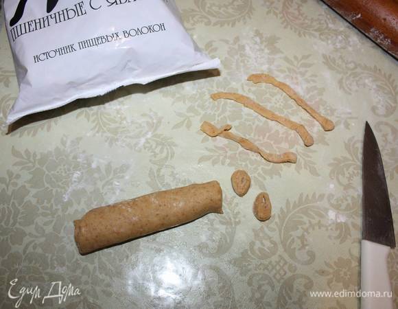 Свернуть рулончиком, разрезать на полоски (как на домашнюю лапшу).