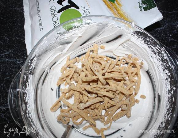 Затем высыпаем «лапшу» в белковую массу. 