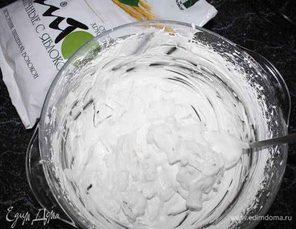 Все тщательно перемешиваем. Не волнуйтесь, «лапша» будет ломаться.