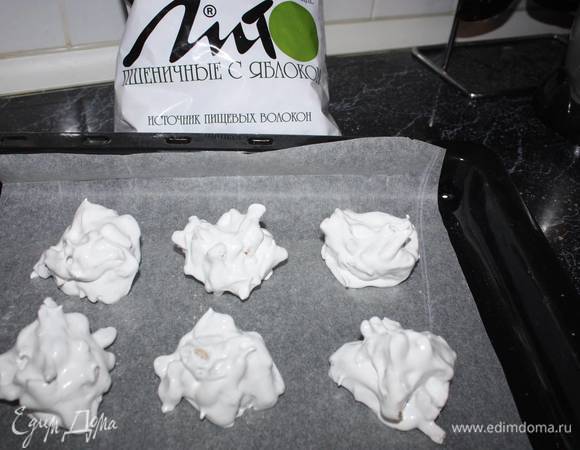 Дальше необходимо выложить массу на лист, выстланный пергаментной бумагой, в форме горок (можно использовать столовую ложку для дозировки). После этого пеките примерно 45–50 минут в духовке, которая должна быть нагрета до 160–170°С. Вынимать из духовки после остывания.  