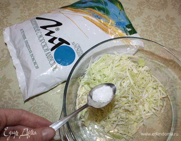 К капусте добавить соль.
