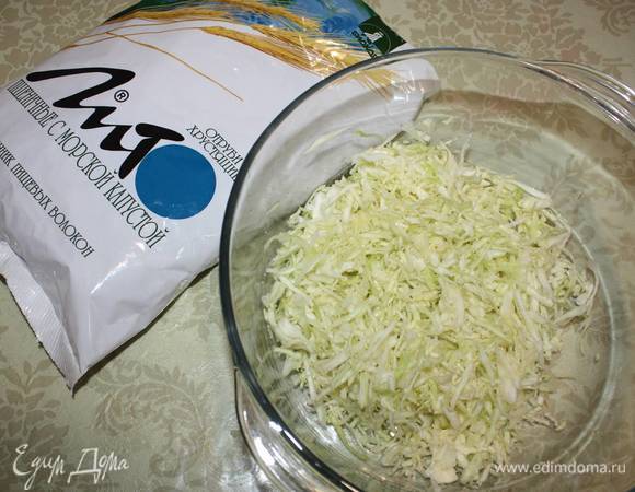 Капусту помять с солью и сахаром, чтобы она дала сок.  