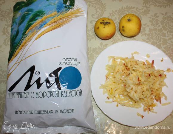 Яблоки очистить, удалить сердцевину и натереть на крупной терке. 