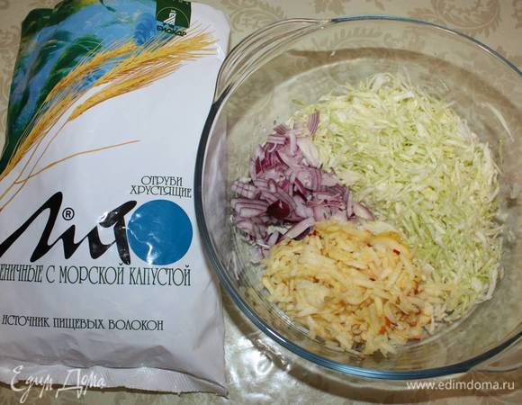 К капусте добавить лук и яблоки. Тщательно перемешать. Оставить на 10 минут в закрытой посуде. 