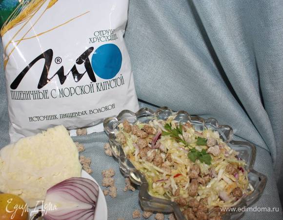 Салат, по желанию, можно украсить зеленью.