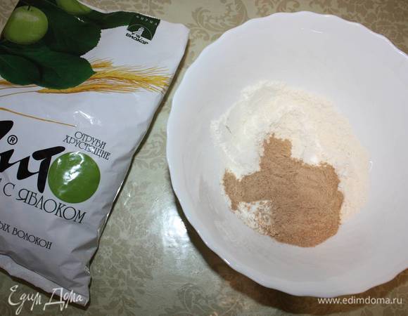 Измельченные отруби смешиваем с пшеничной мукой.  