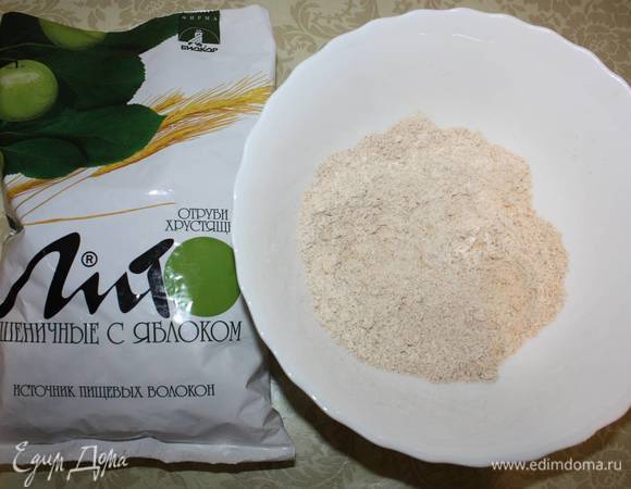 Мука и сливочное масло перетирается в крошку.