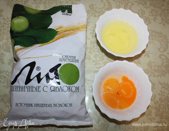 Желтки нужно отделить от белков. 