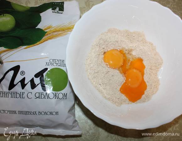 Вводим желтки в мучную смесь. 