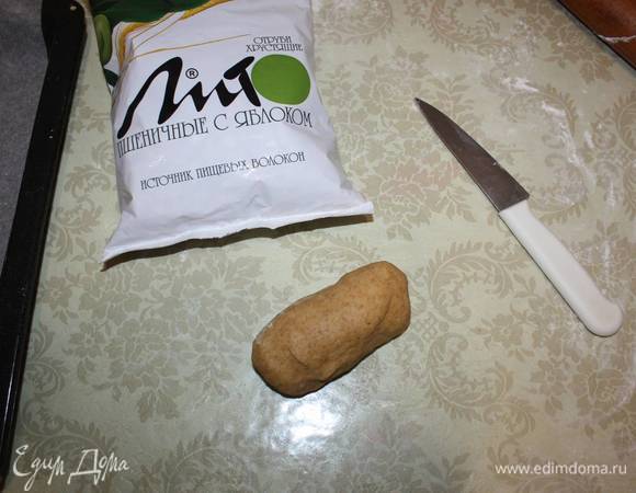 Далее часть тесто выложить на стол.