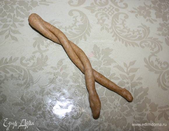 Разделим на небольшие куски. Раскатаем длинные колбаски и свернем в жгутик. 