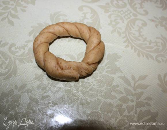 Свернуть в форме венка.