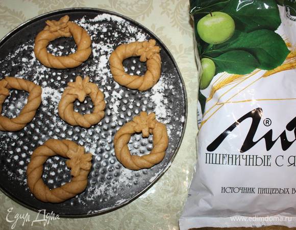 Выложить на противень, который выстлан пергаментной бумагой (можно просто присыпать мукой). Выпекать 25-30 минут в духовке, нагретой до 200-220°С. 