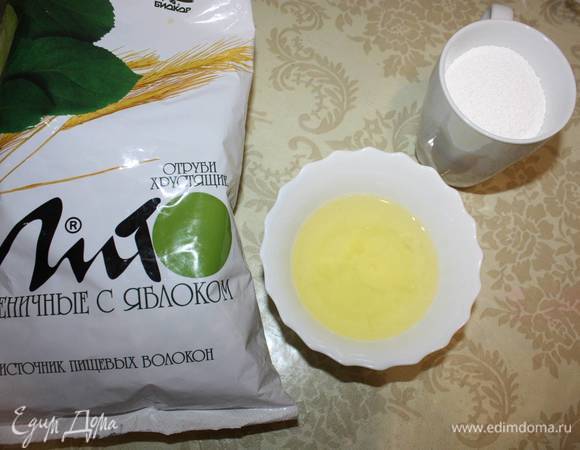 Тем временем взобьем белки и сахарную пудру. 