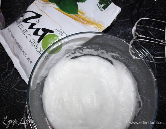 Сначала взобьем белки до пышной пены. 