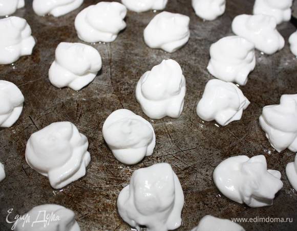 Дальше необходимо выложить на лист, выстланный пергаментной бумагой, в форме маленьких безе (размер ориентироваться по размеру «венков»). После этого пеките примерно 45-50 минут в духовке, которая должна быть нагрета до 160-170°С. Вынимать из духовки после остывания. 