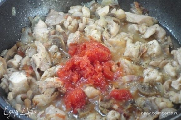 Добавить томатную пасту и обжаривать еще 1–2 минуты.