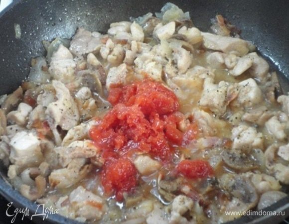 Добавить томатную пасту и обжаривать еще 1–2 минуты.